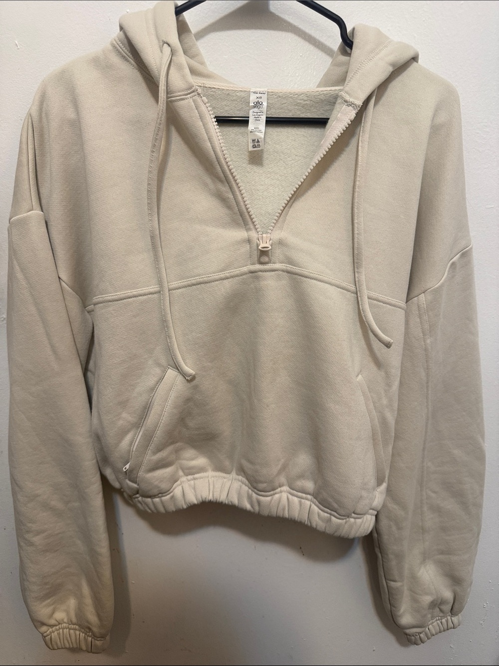 ALO Yoga Cropped Half-Zip Hoodie in Cream